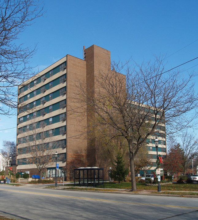 East Terrace Apartments in Waukesha, WI - Building Photo