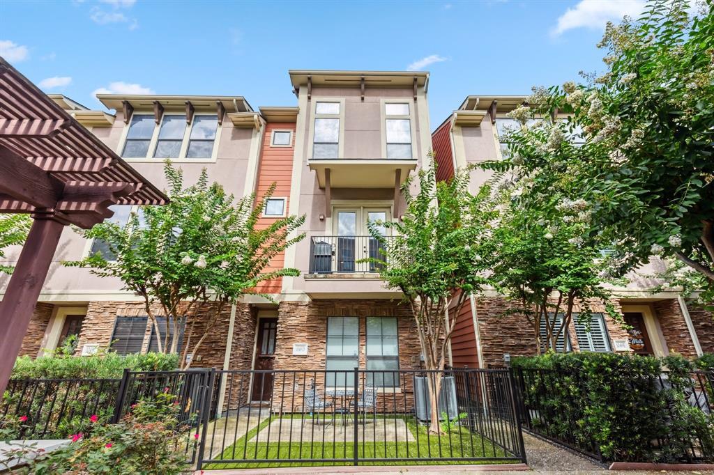 1049 W 22nd St in Houston, TX - Building Photo