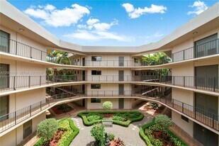 8520 SW 133rd Avenue Rd, Unit 323 in Miami, FL - Building Photo