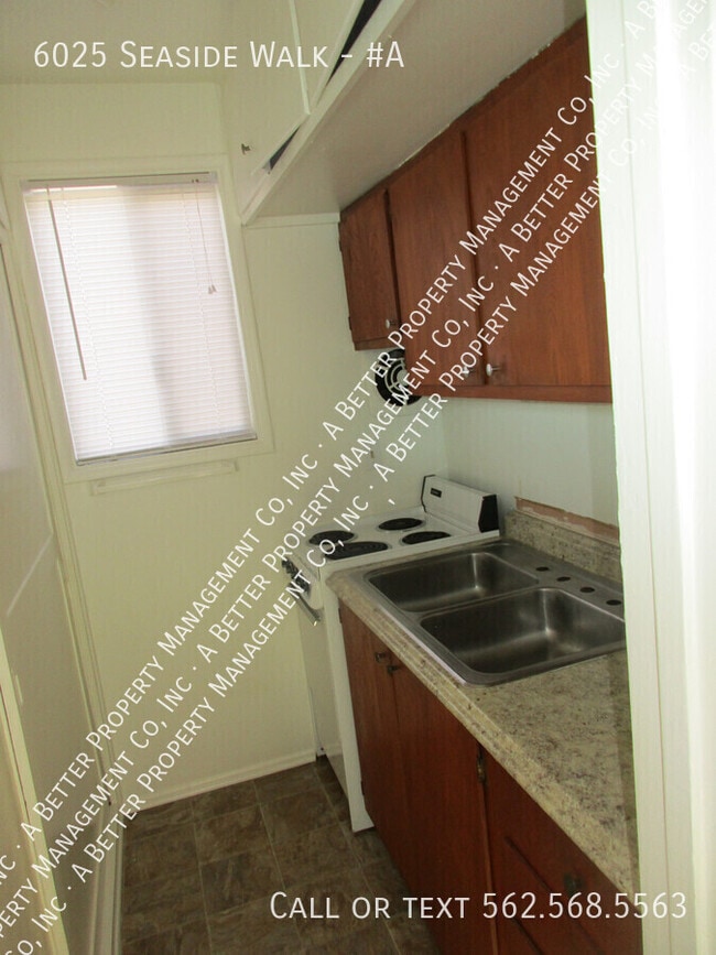 6025 E Seaside Walk in Long Beach, CA - Building Photo - Building Photo