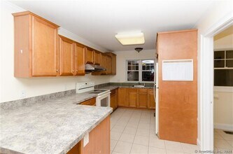 527 W Thames St, Unit 1 in Norwich, CT - Building Photo - Building Photo