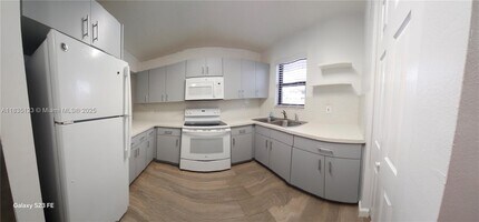 2325 W 60th St in Hialeah Gardens, FL - Building Photo - Building Photo