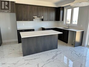 7 O'Neill St in Kawartha Lakes, ON - Building Photo - Building Photo