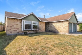 242 Maybrook Dr in Houston, TX - Foto de edificio - Building Photo