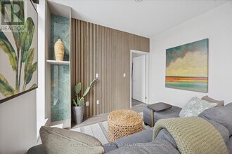 705 Davis Dr in Newmarket, ON - Building Photo - Building Photo