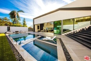 2210 Bowmont Dr in Beverly Hills, CA - Building Photo