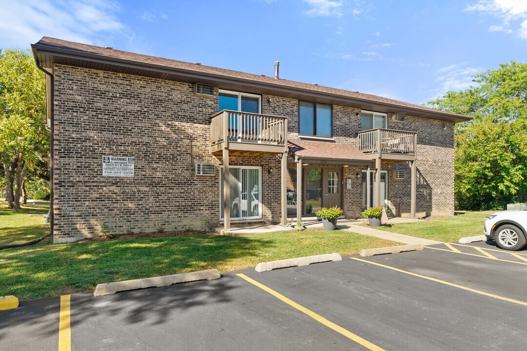 514 Brookside Dr in Westmont, IL - Building Photo