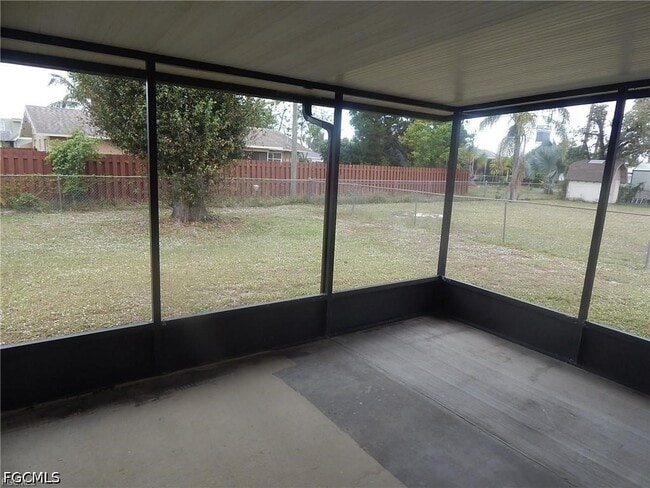 18448 Iris Rd in Ft. Myers, FL - Building Photo - Building Photo