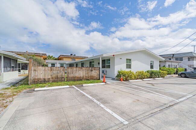 411 SE 3rd Ave in Hallandale Beach, FL - Building Photo - Building Photo