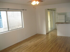 421 Ocean Front Walk, Unit 204 in Venice, CA - Building Photo - Building Photo