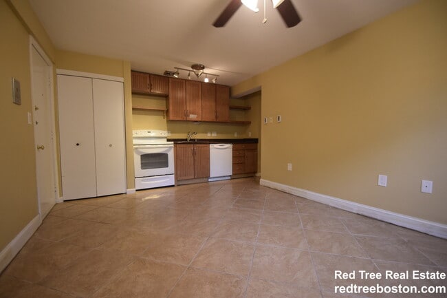 1 Colonial Village Dr, Unit 3 in Arlington, MA - Foto de edificio - Building Photo