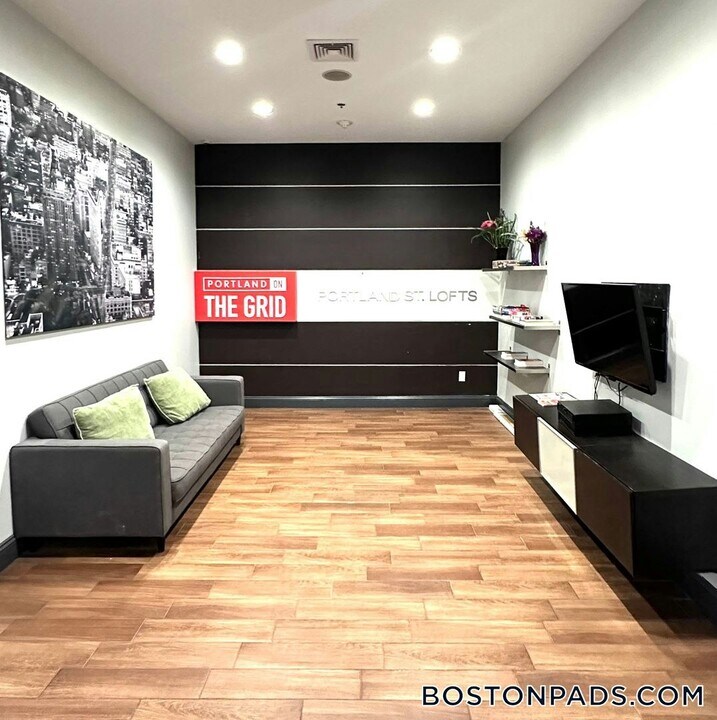 26 Portland St in Worcester, MA - Building Photo
