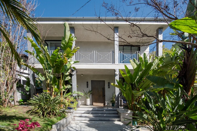 1724 N Sierra Bonita Ave in Los Angeles, CA - Building Photo - Building Photo