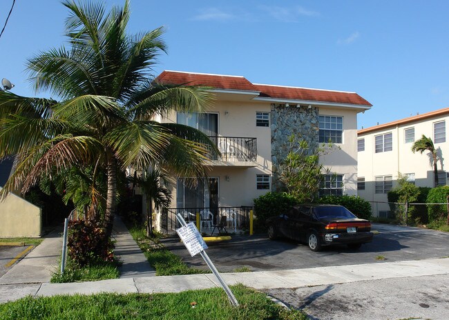 558 SW 10th St in Miami, FL - Building Photo - Building Photo