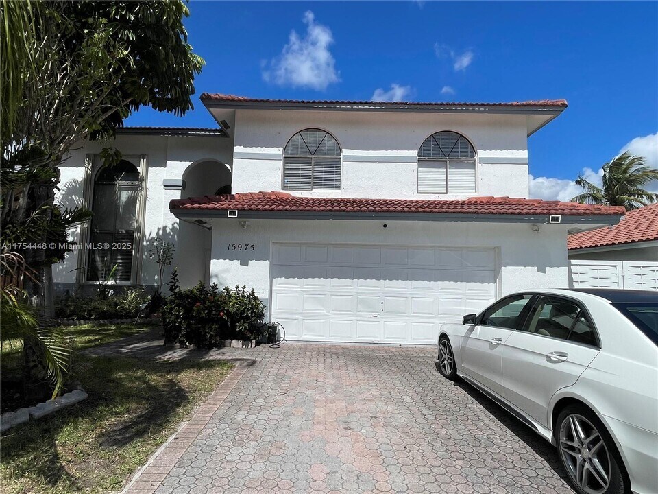 15975 SW 109th St in Miami, FL - Foto de edificio
