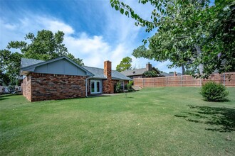 901 Wendy Ln in Edmond, OK - Foto de edificio - Building Photo