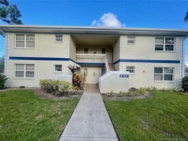 1522 SE Royal Green Cir in Port St. Lucie, FL - Building Photo