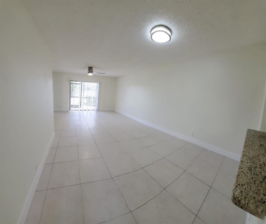 10013 Winding Lake Rd, Unit 107 in Sunrise, FL - Foto de edificio