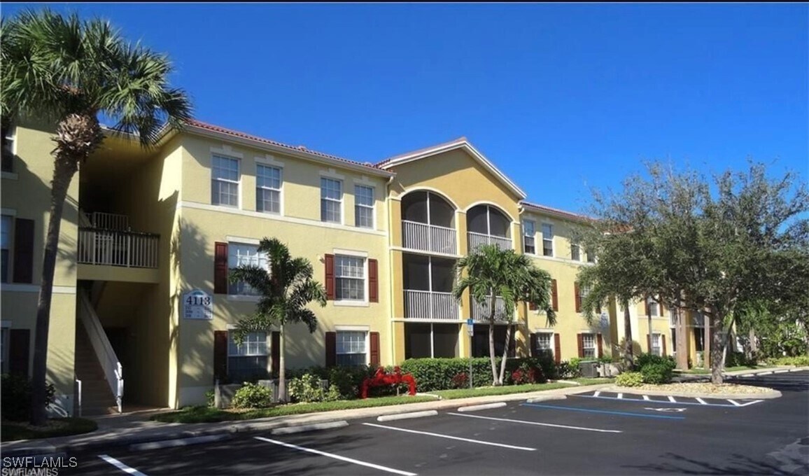 4113 Residence Drive in Ft. Myers, FL - Building Photo