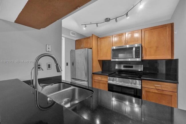 15575 Miami Lakeway N, Unit 305 in Miami Lakes, FL - Building Photo - Building Photo