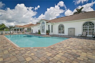 232 Glen Eagle Cir in Naples, FL - Foto de edificio - Building Photo