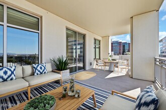 2211 E Camelback Rd in Phoenix, AZ - Building Photo - Building Photo