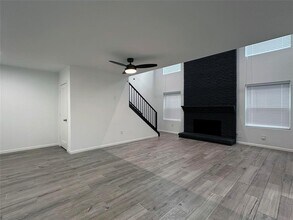 5528 Beverly Hill St in Houston, TX - Building Photo - Building Photo
