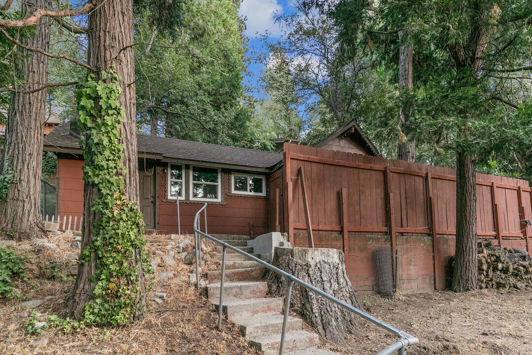 23083 Hemlock Ln in Crestline, CA - Building Photo