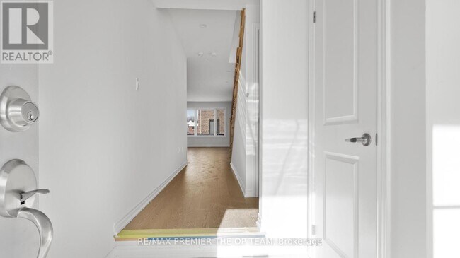 8 Valleybrook Rd in Barrie, ON - Building Photo - Building Photo
