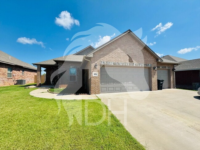 property at 924 N Creek Dr