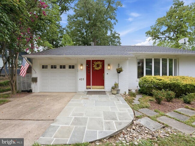 property at 405 Underhill Pl