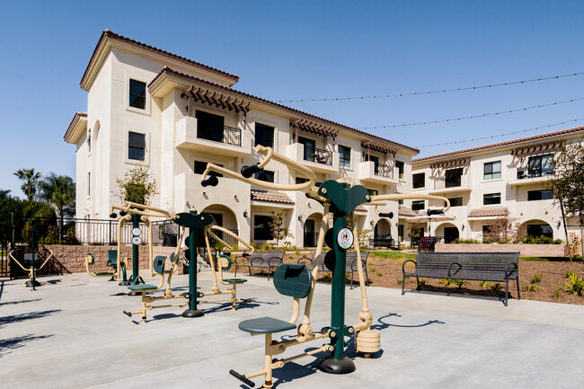 Gladstone Senior Villas in Azusa, CA - Foto de edificio - Building Photo