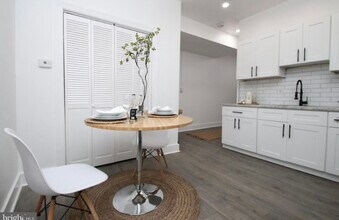 631 E Locust Ave, Unit 2 in Philadelphia, PA - Foto de edificio - Building Photo