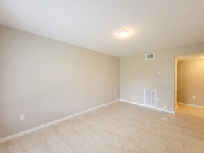 3206 Lobit Dr in Dickinson, TX - Foto de edificio - Building Photo