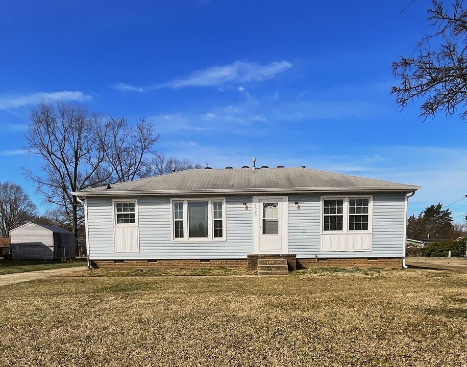 1525 Glenridge Rd in Greensboro, NC - Building Photo