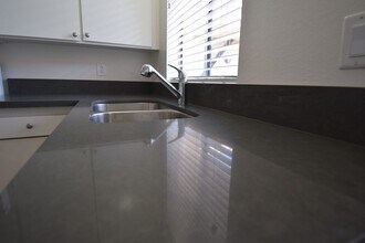 24347 Newhall Ave in Santa Clarita, CA - Foto de edificio - Building Photo
