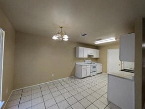 900 Naomi Ln in Arlington, TX - Building Photo - Building Photo