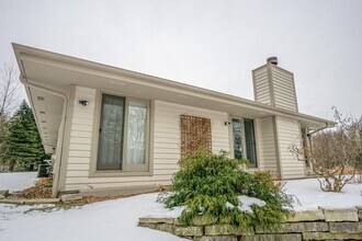 10620 W Heather Dr in Mequon, WI - Building Photo - Building Photo