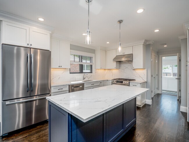 31 Heath St, Unit 2 in Brookline, MA - Foto de edificio - Building Photo