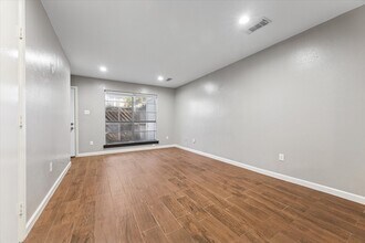 8801 Hammerly Blvd in Houston, TX - Building Photo - Building Photo