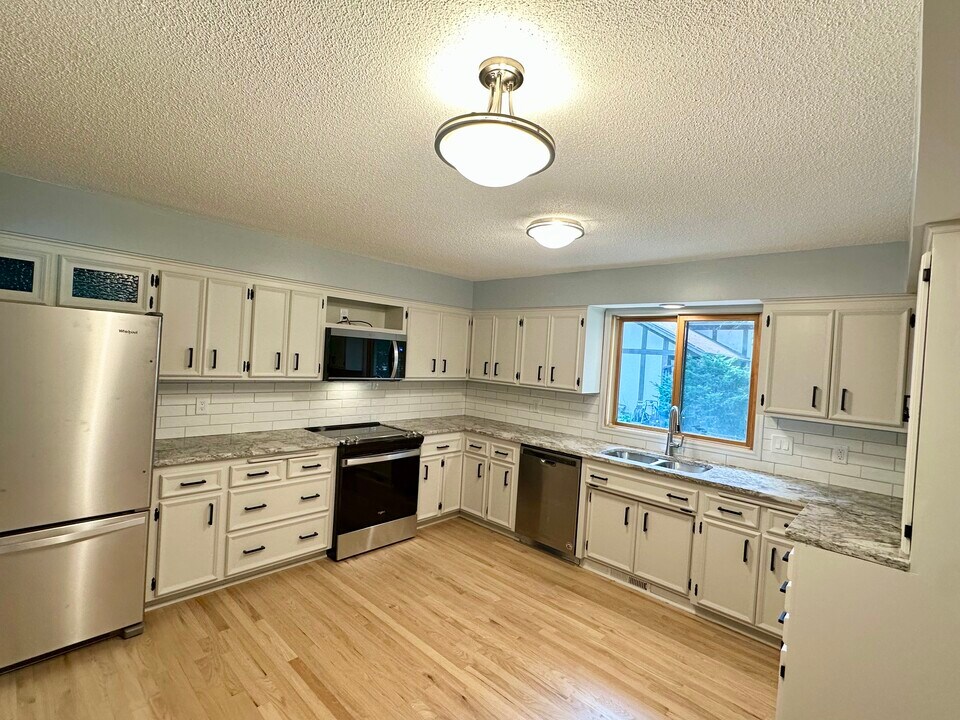 7301 Glouchester Dr in Minneapolis, MN - Building Photo