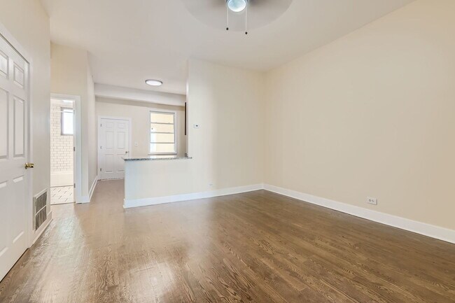 7048 N Clark St in Chicago, IL - Building Photo - Building Photo