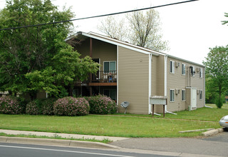 Cedar 8 Apartments in White Bear Lake, MN - Foto de edificio - Building Photo