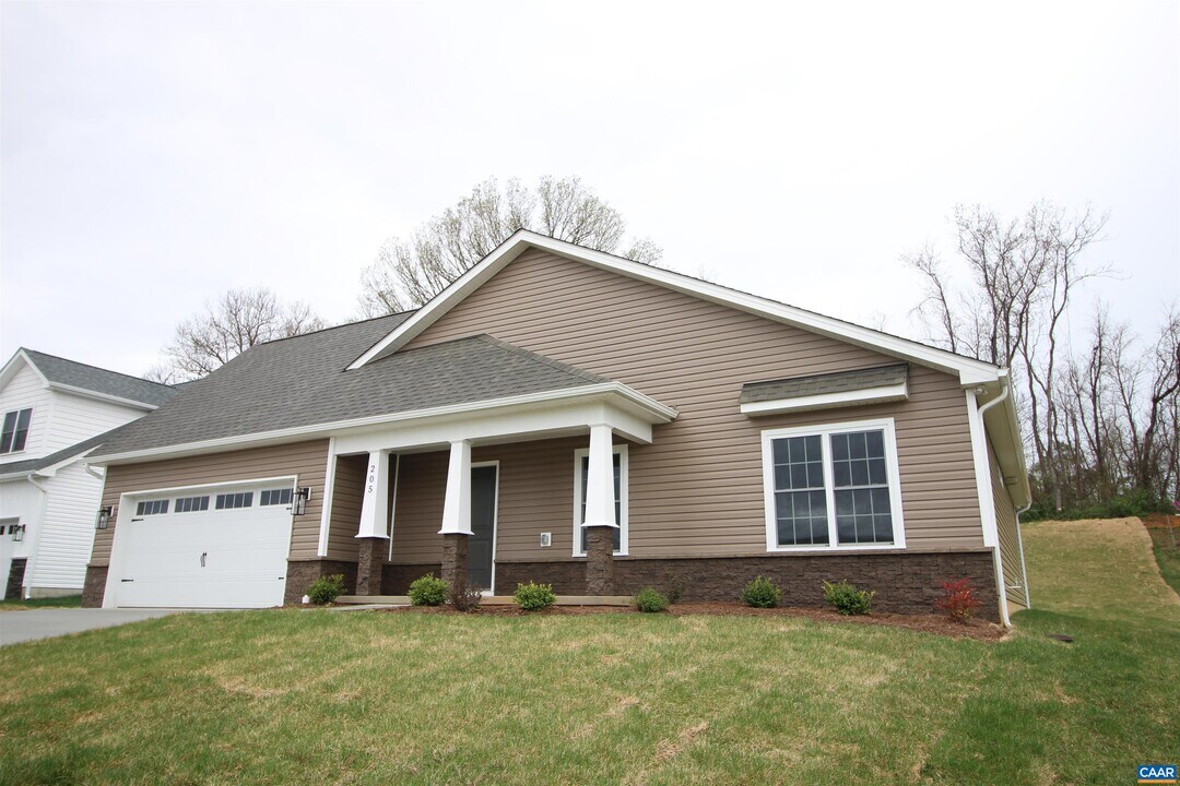 205 Lindburgh Dr in Waynesboro, VA - Building Photo
