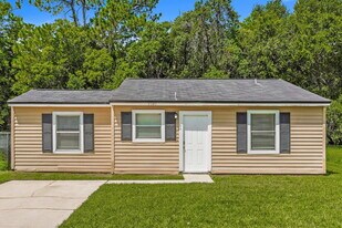 7510 John F Kennedy Dr W in Jacksonville, FL - Building Photo