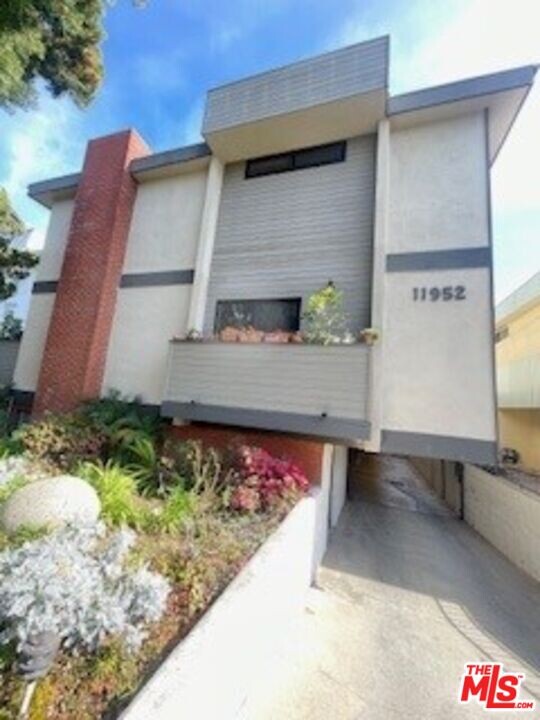 11952 Darlington Ave in Los Angeles, CA - Building Photo