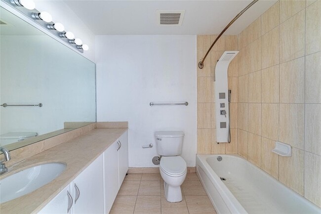 1750 N Bayshore Dr in Miami, FL - Building Photo - Building Photo