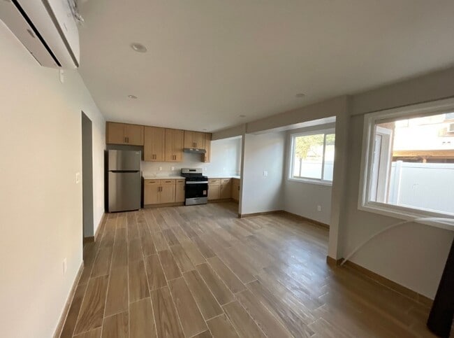 14921 Vanowen St, Unit 18 in Los Angeles, CA - Building Photo - Building Photo