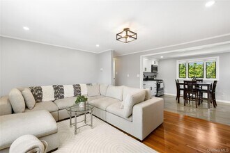 851 Brook St in West Babylon, NY - Foto de edificio - Building Photo