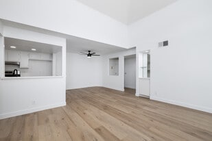 Collis Apartments in West Hollywood, CA - Building Photo